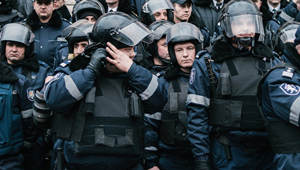 Протестующие в Молдавии выломали дверь в здание парламента